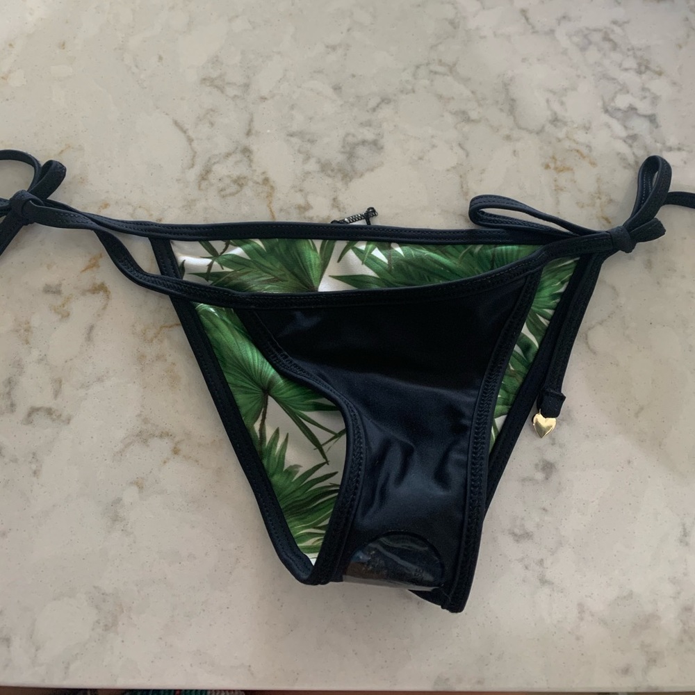 NWOT 💋🦊 Reversible black Wildfox Bikini Bottoms